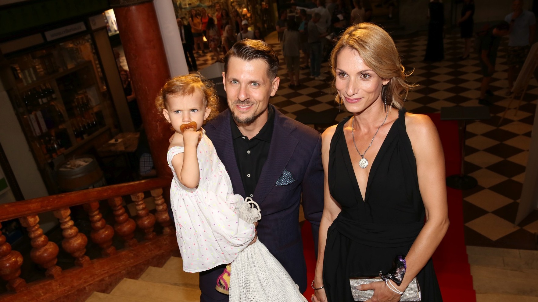 Film Šarlatán mal 17. 8. 2020 premiéru v pražskom kine Lucerna. Na fotke Juraj Loj so Zuzanou Kanócz a dcérkou Leylou. 