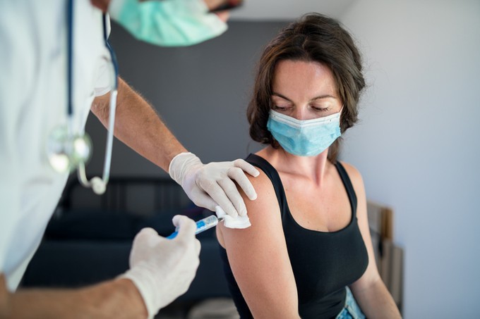 Pfizer: erre a 4 tünetre számíthat, ha most kapja az oltást