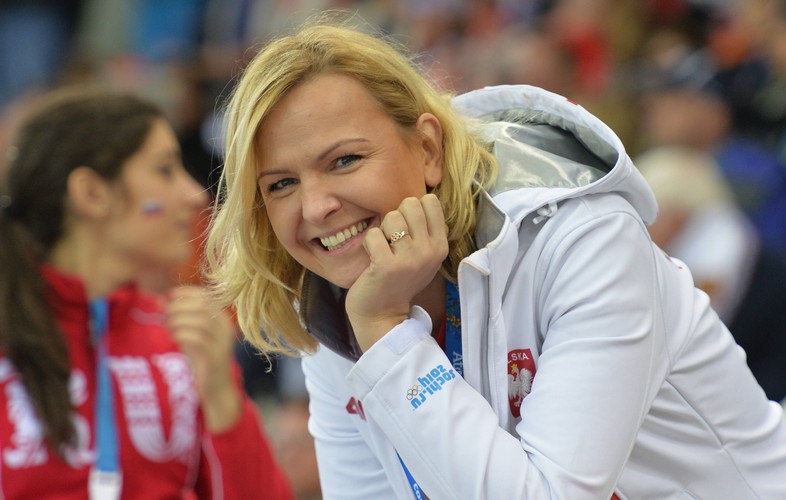 <b>Otylia Jędrzejczak z listy PO</b>
<br>
<br>
Na listach PO już w zeszłych latach było dużo znanych nazwisk. W tym roku jak na razie partii Tuska udało się ściągnąć mistrzynię olimpijską w pływaniu Otylię Jędrzejczak, która znalazła się na liście w województwie kujawsko-pomorskim.
<br>
<br>
Jędrzejczak na igrzyskach olimpijskich w 2004 roku zdobyła złoty medal na 200 metrów stylem motylkowym oraz dwa srebrne medale na 100 metrów stylem motylkowym i na 400 metrów stylem dowolnym. Wielokrotnie sięgała po medale mistrzostw świata, Europy i Polski. Trzykrotnie była wybierana na najlepszego sportowca Polski.
<br>
<br>
W 2005 roku Jędrzejczak spowodowała wypadek samochodowy, w którym zginął jej 19-letni brat Szymon. W grudniu 2005 prokuratura w Płońsku postawiła jej zarzut nieumyślnego spowodowania wypadku ze skutkiem śmiertelnym. Dwa lata później sąd skazał olimpijkę na dziewięć miesięcy ograniczenia wolności i prac na cele społeczne w wymiarze 30 godzin miesięcznie, otrzymała także zakaz prowadzenia pojazdów przez jeden rok.