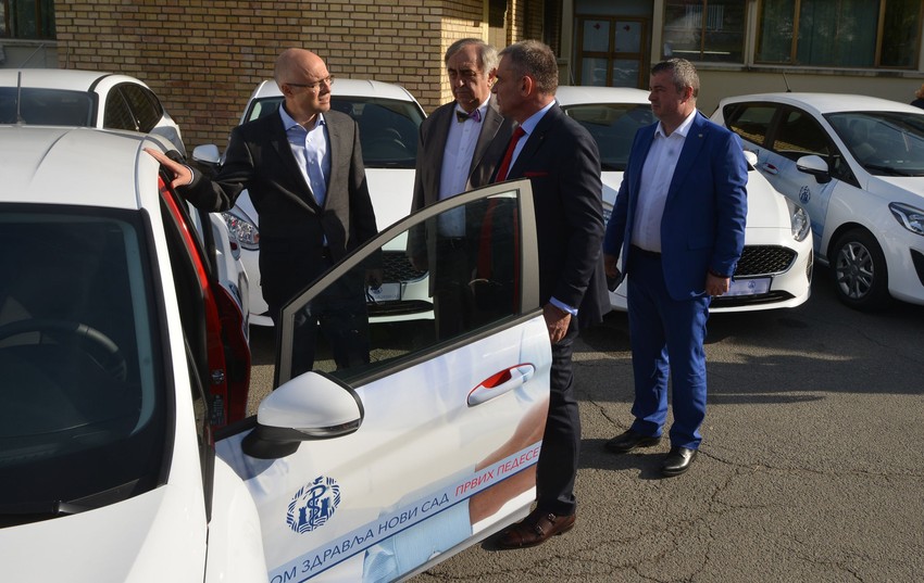 Uručenje aparata i automobila Domu zdravlja