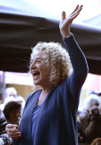 Carole King podczas uroczystości na Hollywood Boulevard