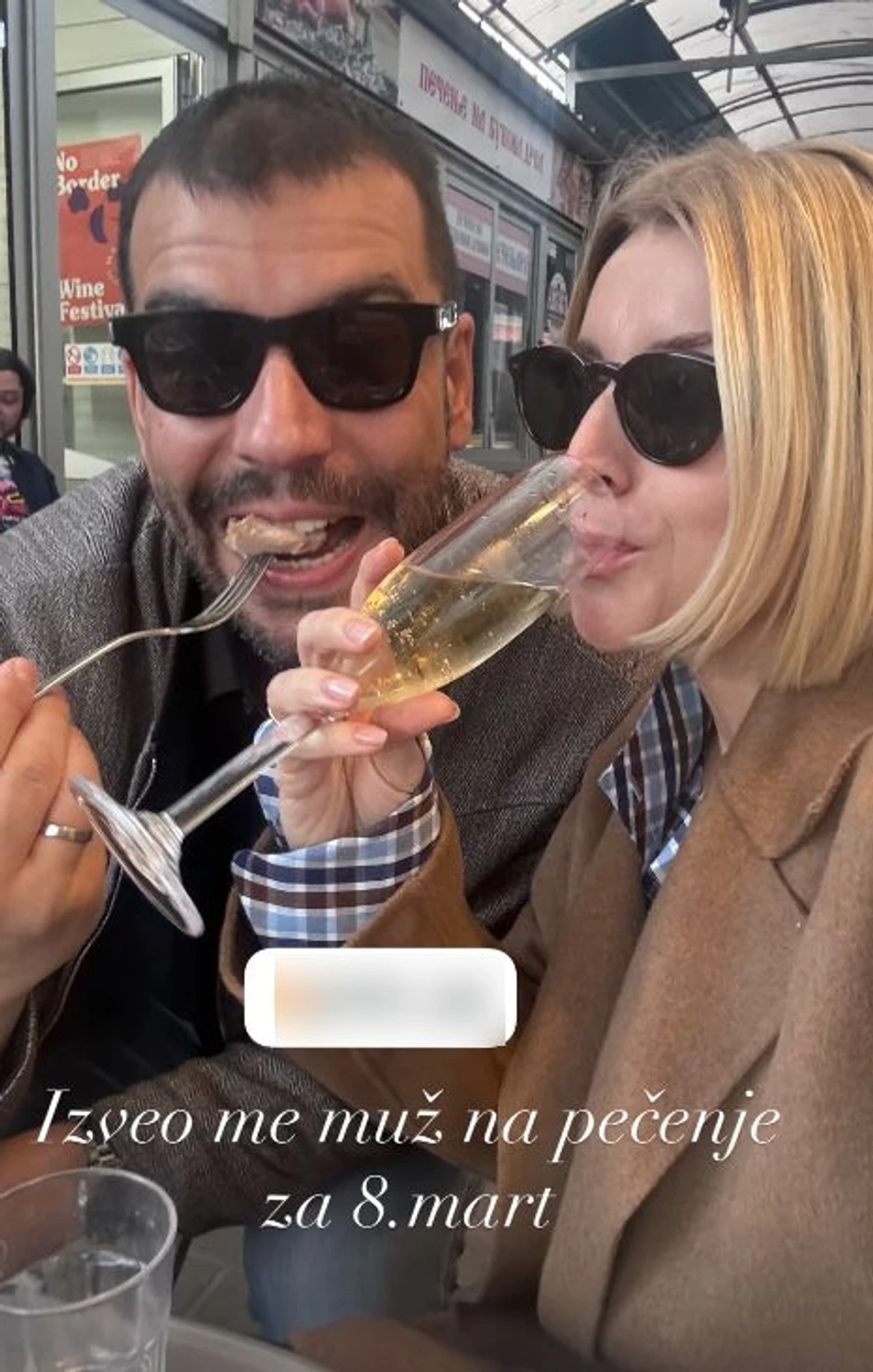 Anđelka Prpić sa mužem jede pečenje