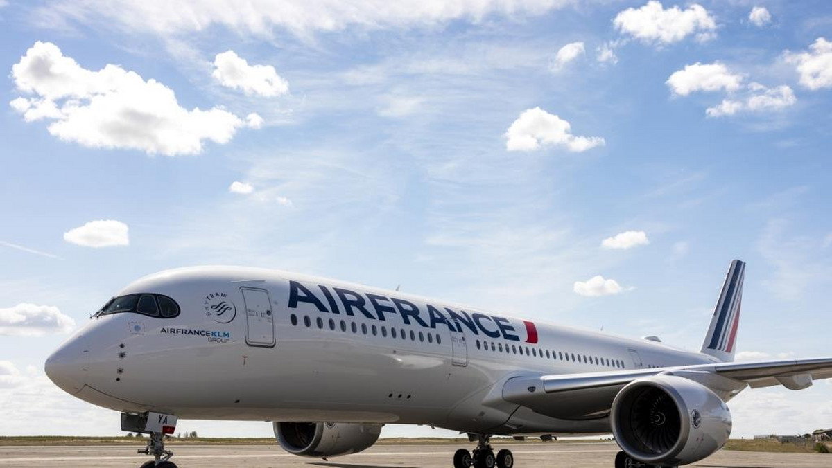 Air France rozpoczął kolejną fazę modernizacji floty. Francuska linia odebrała swojego pierwszego Airbusa A350-900, który rozpocznie regularne loty w barwach przewoźnika od 7 października b.r. Początkowo maszyna będzie kursowała z Paryża do Abidżanu (Wybrzeże Kości Słoniowej) i Bamako (Mali), a w przyszłym roku nowym Airbusem będzie można polecieć już na sześciu trasach międzykontynentalnych, między innymi do Bangkoku, Seulu i Toronto. 