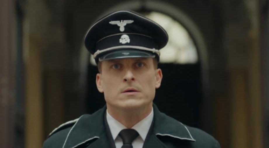Walter Klaus (Ján Koleník) v seriáli Dunaj, k vašim službám po streľbe Lukáša Kudličku (Adam Bardy). 