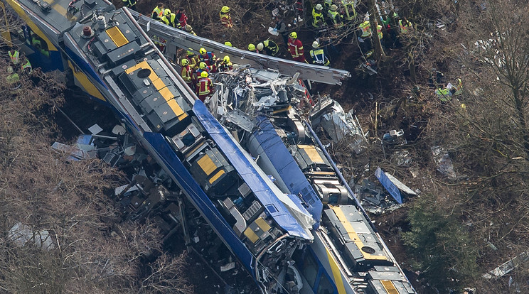 Két vonat ütközött össze Bad Aiblingnél februárban /Fotó: AFP