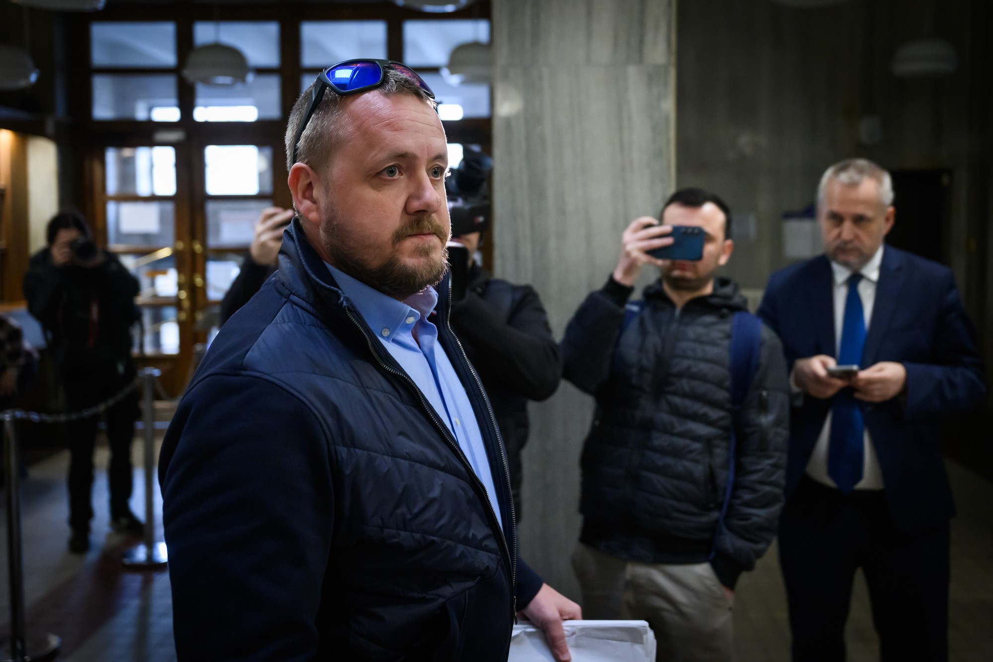 Ján Čurilla prichádza do pojednávacej miestnosti na Krajský súd v Bratislave.