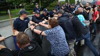 Przepychanki pod Sejmem. Zatrzymano manifestantów