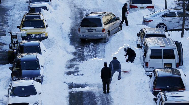 New York széles utcáin hétfőn csak ott lehetett járni, ahonnan már ellapátolták a havat /Fotó: MTI