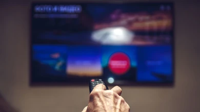 Seniorzy w Polsce wciąż poza zasięgiem platform streamingowych. Ten sondaż daje do myślenia