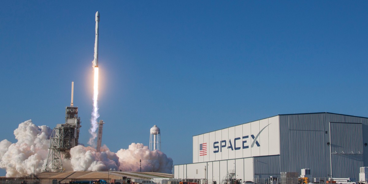 SpaceX wystrzelił satelitę z pomocą rakiety wielokrotnego użytku - Falcon. Rakieta wystartowała 30 marca o 0:27 czasu polskiego z Centrum Kosmicznego im. Kennedy'ego.