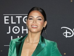Żadnej bielizny i marynarka z baaardzo głębokim dekoltem. Jenna Dewan błysnęła biustem. FOTO