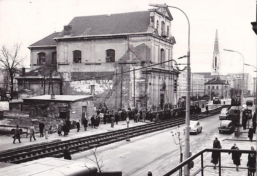 Przesunięcie kościoła Narodzenia NMP w Warszawie. 60 lat temu dokonano niezwykłej operacji.