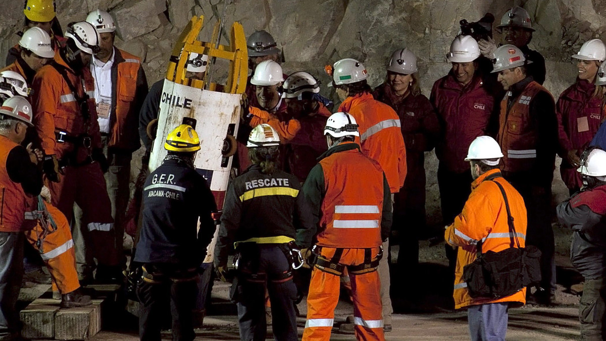 Podczas akcji ratowania chilijskich górników, którzy od 5 sierpnia przebywają w zawalonej kopalni złota w San Jose (płn. Chile), doszło do kuriozalnej sytuacji. Media poinformowały bowiem, że żona jednego z górników pobiła się z jego kochanką.