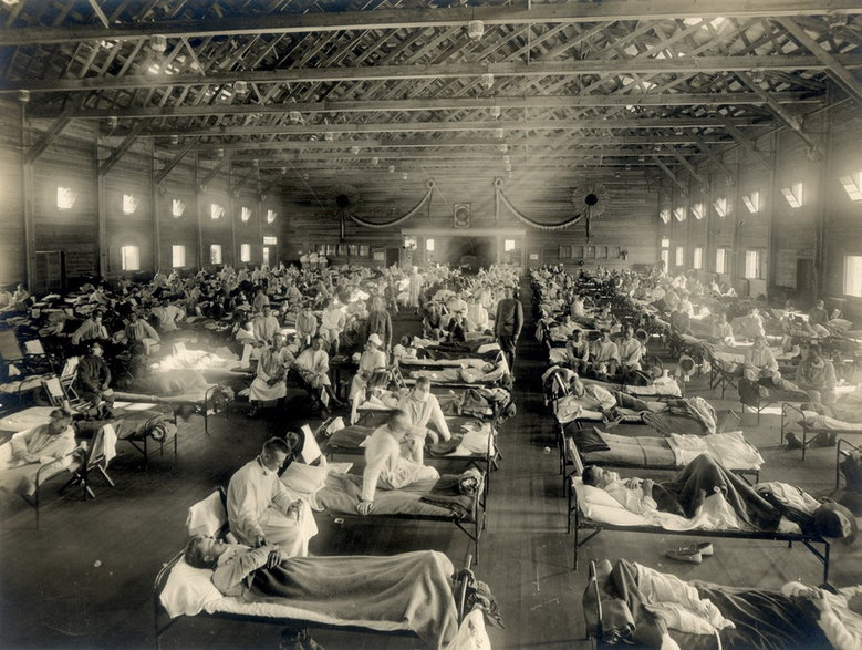 Chorzy na grypę w Camp Funston podczas epidemii hiszpanki, 1918 r.