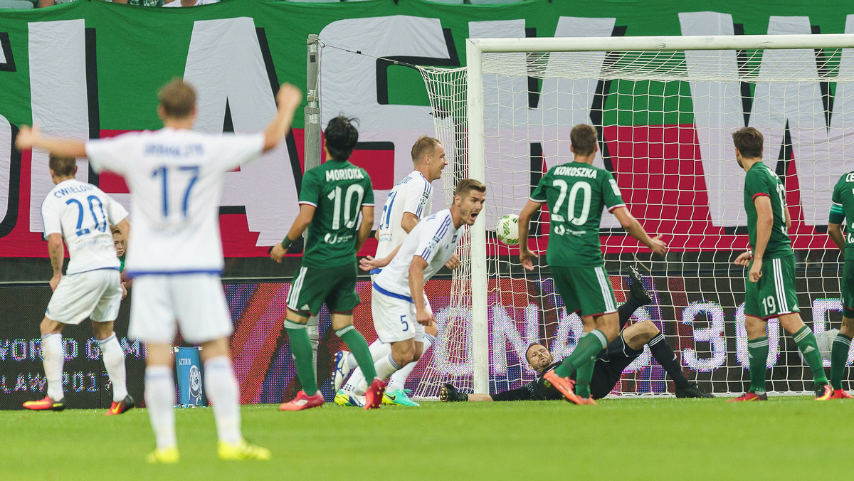 Śląsk Wrocław przegrał z Ruchem Chorzów 1:2 (0:1) w ostatnim meczu 8. kolejki LOTTO Ekstraklasy. Oba gole dla zwycięzców strzelił Piotr Ćwielong, a gospodarzom nie pomogła kontaktowa bramka zdobyta w 75. minucie przez Ryotę Moriokę z rzutu karnego. Na stadionie we Wrocławiu padły w poniedziałek pierwsze gole w tym sezonie LOTTO Ekstraklasy.