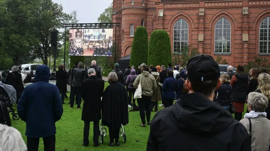 Ožalošćeni su se okupili ispred crkve Friksande i pratili službu na video bimu | Foto: Getty Images