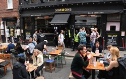 Puby na Wyspach dopiero co otwarte, a niektóre już trzeba zamykać