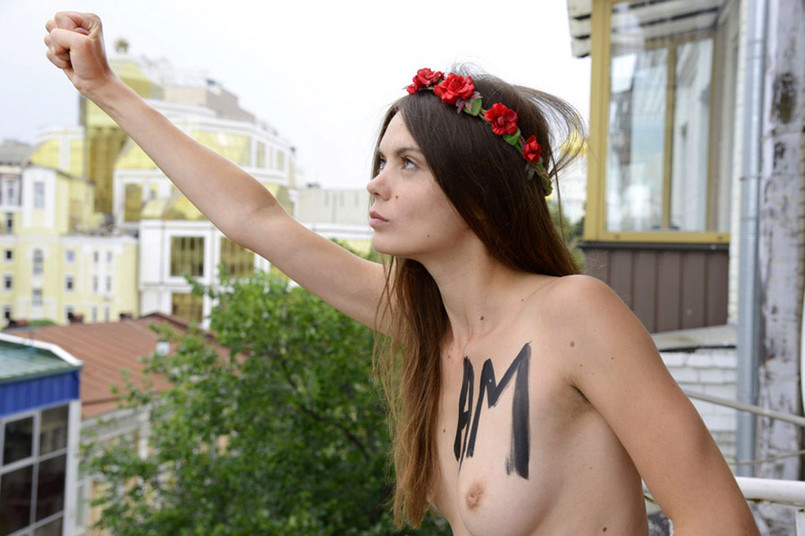 Jestem Femen, reż. Alain Margot "Jestem Femen", nagrodzony na Międzynarodowym Festiwalu Filmowym w Nyonie, dotyka fenomenu ukraińskiego kobiecego ugrupowania, tytułowego Femen. Jego aktywistki znane są w całej Europie, walczące o wolność słowa i demokrację, protestujące półnago z hasłami wypisanymi na obnażanych piersiach. Bohaterką filmu Alaina Margota jest Oksana Shachko, współzałożycielka ruchu, którą namiętność do ikonografii mało nie zaprowadziła do klasztoru. Jednak zamiast zakonnicą, Oxana została aktywistką i inicjatorką półnagich protestów na wielkich placach Europy. Dokument szwajcarskiego reżysera analizuje organizację Femenu, ujawnia sekrety tworzenia protestów, slogany, taktykę i strategię "sextremizmu". Pozwala widzowi poznać myśli i doświadczenia działaczek żyjących w świecie nieustannych prowokacji. [opis dystrybutora]