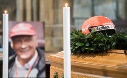 Pogrzeb Nikiego Laudy. Tysiące osób żegnały byłego mistrza świata Formuły 1[ZDJĘCIA]