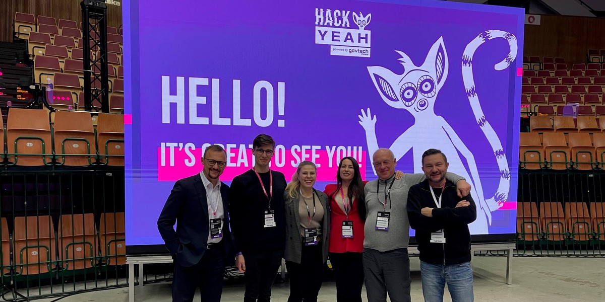 Ekipa IPN – od lewej: dr Rafał Leśkiewicz, Edwin Tarczyński, Adrianna Paradowska, Magdalena Hajduk, Krzysztof Kopeć, Sebastian Górkiewicz (HackYeah Power 2021, Katowice. Fot. IPN)