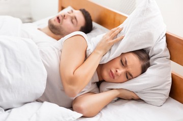 Rámehet az egészségünk a horkolásra, mégsem teszünk ellene mi magyarok
