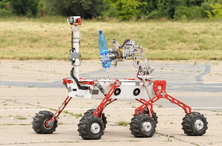 Wśród prezentowanych robotów znalazł się także marsjański łazik #next zbudowany przez studentów z Koła Naukowego Robotyków Wydziału Mechanicznego Politechniki Białostockiej. Łazik #next powstał na międzynarodowe zawody University Rover Challenge w USA. Czytaj więcej w '<a href='http://forsal.pl/galerie/871047,zdjecie,1,marsjanski-lazik-next-z-bialegostoku-tak-wyglada-nowe-dzielo-polskich-studentow-zdjecia.html' style='color: blue'>Marsjański łazik #next z Białegostoku. Tak wygląda nowe dzieło polskich studentów</a>'. <br><br> fot. (sr/mr) PAP/Stanisław Rozpędzik