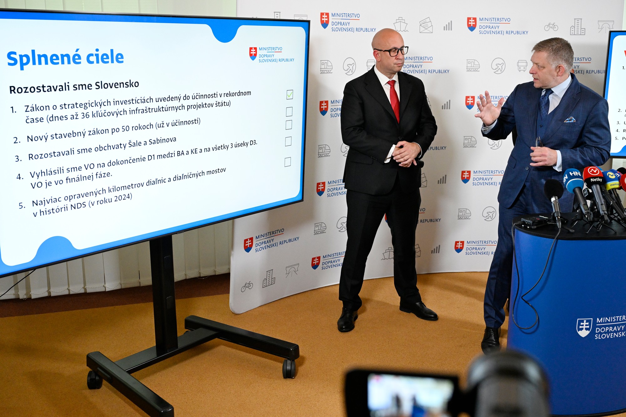 Predseda vlády SR Robert Fico a minister dopravy SR Jozef Ráž ml.