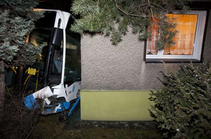 Śnieżyca w Rybniku. Autobus wjechał w dom! FOTO