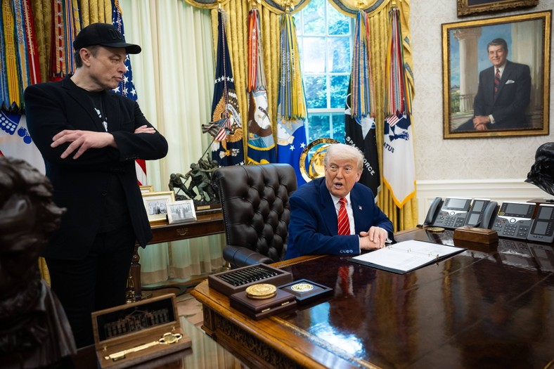Prezydent USA Donald Trump (P) i Elon Musk podczas konferencji prasowej w Gabinecie Owalnym w Białym Domu w Waszyngtonie, DC, USA, 30 maja 2025 r.