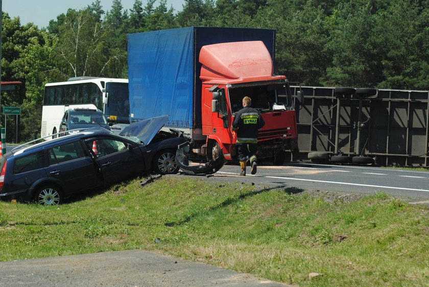 Kierującą fordem i kierowcę ciężarówki odwieziono do szpitala