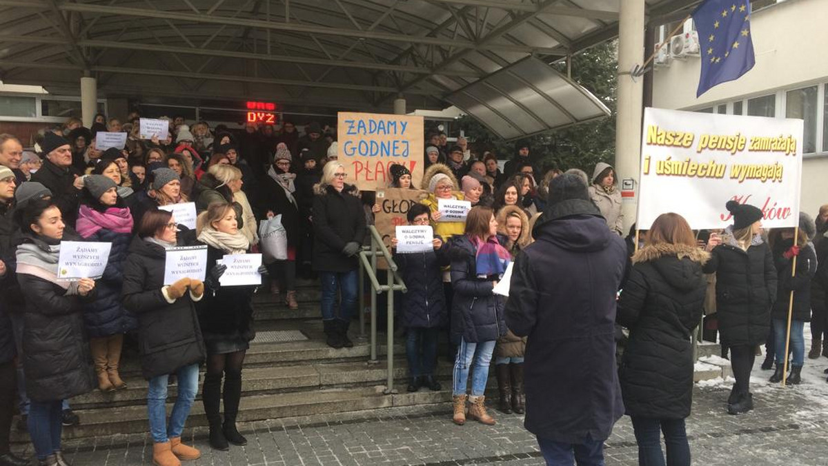 Pracownicy sądów i prokuratur w Łodzi, Krakowie i Lwówku Śląskim wyjdą na ulice, by zaprotestować przeciw swoim niskim wynagrodzeniom - domagają się wzrostu pensji o tysiąc złotych. Ministerstwo Sprawiedliwości dało tymczasem podwyżki w wysokości... 200 złotych brutto. W części sądów pieniądze na konta pracowników jeszcze jednak nie wpłynęły. - Będziemy walczyć, bo my też mamy prawo żyć godnie. A za nasze pensje raczej się nie da - mówi Onetowi Anna Jaromin ze Związku Zawodowego. Będzie to pierwszy tego rodzaju protest.