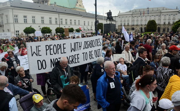 Manifestacja osób niepełnosprawnych i ich opiekunów w Warszawie. "Każdy ma marzenia, nawet my"