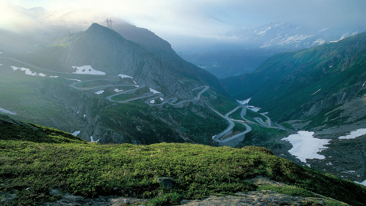 Tunel pod masywem św. Gotarda - jedno z najbardziej ruchliwych połączeń drogowych na osi Północ-Południe przez szwajcarskie Alpy - został w sobotę zakorkowany na długości aż 14 kilometrów - poinformowała szwajcarska agencja ATS.