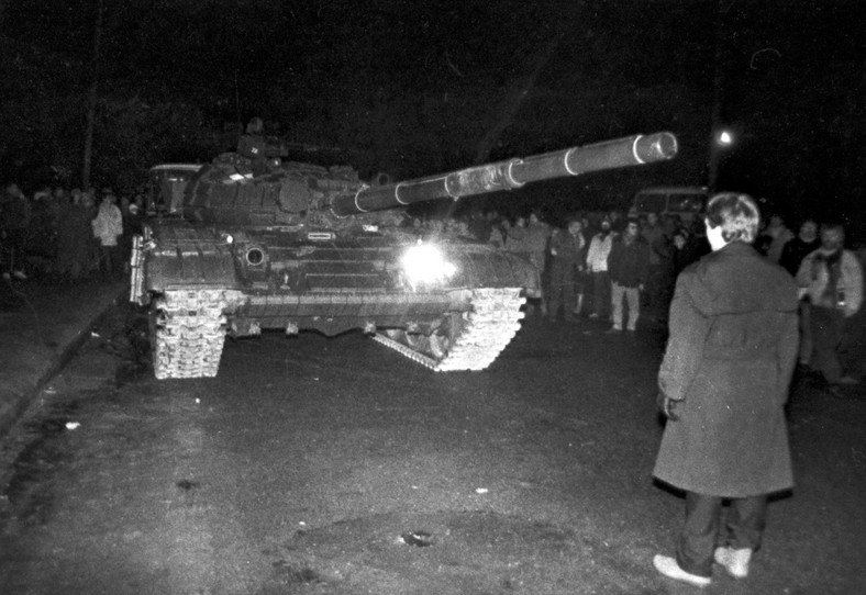Mieszkaniec Wilna próbuje powstrzymać czołg Armii Radzieckiej, styczeń 1991 r.