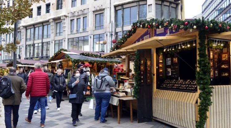 Karácsonyi vásár a Vörösmarty téren.