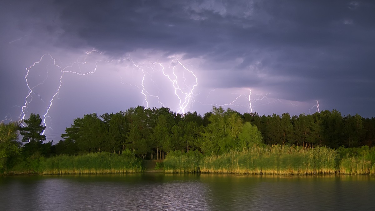 IMGW wydało dziś po popołudniu ostrzeżenia pierwszego stopnia przed burzami z gradem dla m.in. Pomorza Zachodniego, Warmii i Mazur, Śląska, Podlasia, Podkarpacia, Ziemi Świętokrzyskiej, Małopolski oraz Wielkopolski.