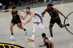 Pierwsza wygrana mistrzów w play off ligi NBA, "Szóstki" blisko awansu