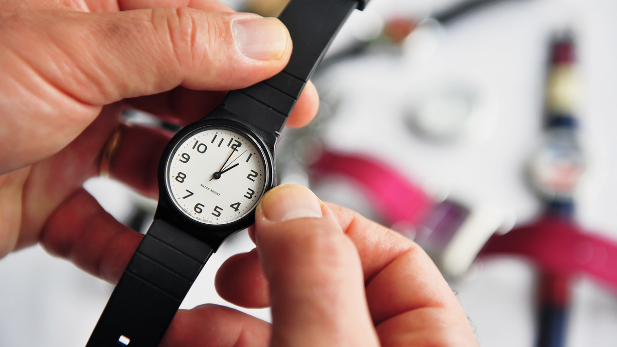 Komisja Europejska rozpoczęła publiczne konsultacje w sprawie ewentualnej likwidacji marcowego i październikowego przestawiania zegarków – taka z miana dotyczyłaby całej Unii, pisze Gabriela Galindo z POLITICO.