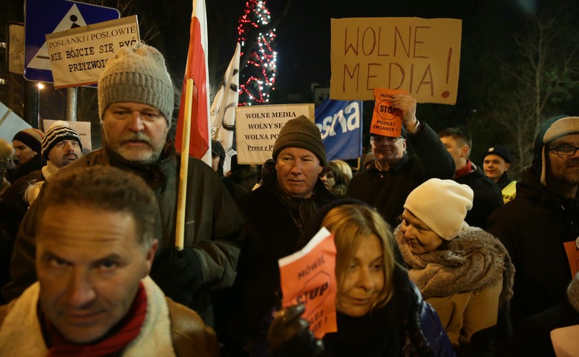 Przed Sejmem przeciwko ograniczeniu praw dziennikarzy do relacjonowania obrad parlamentu protestuje Komitet Obrony Demokracji