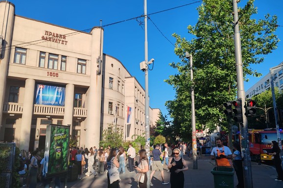 (FOTO) POŽAR NA PRAVNOM FAKULTETU U BEOGRADU Zapalio se lift: Studenti odmah evakuisani