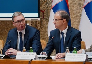 Aleksandar Vučić, Đuro Macut