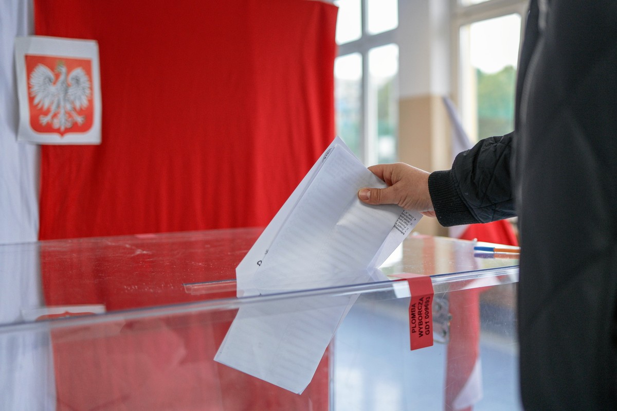 Wybory samorządowe. Na każdej z kart do głosowania można postawić tylko jeden znak X przy jednym nazwisku.
