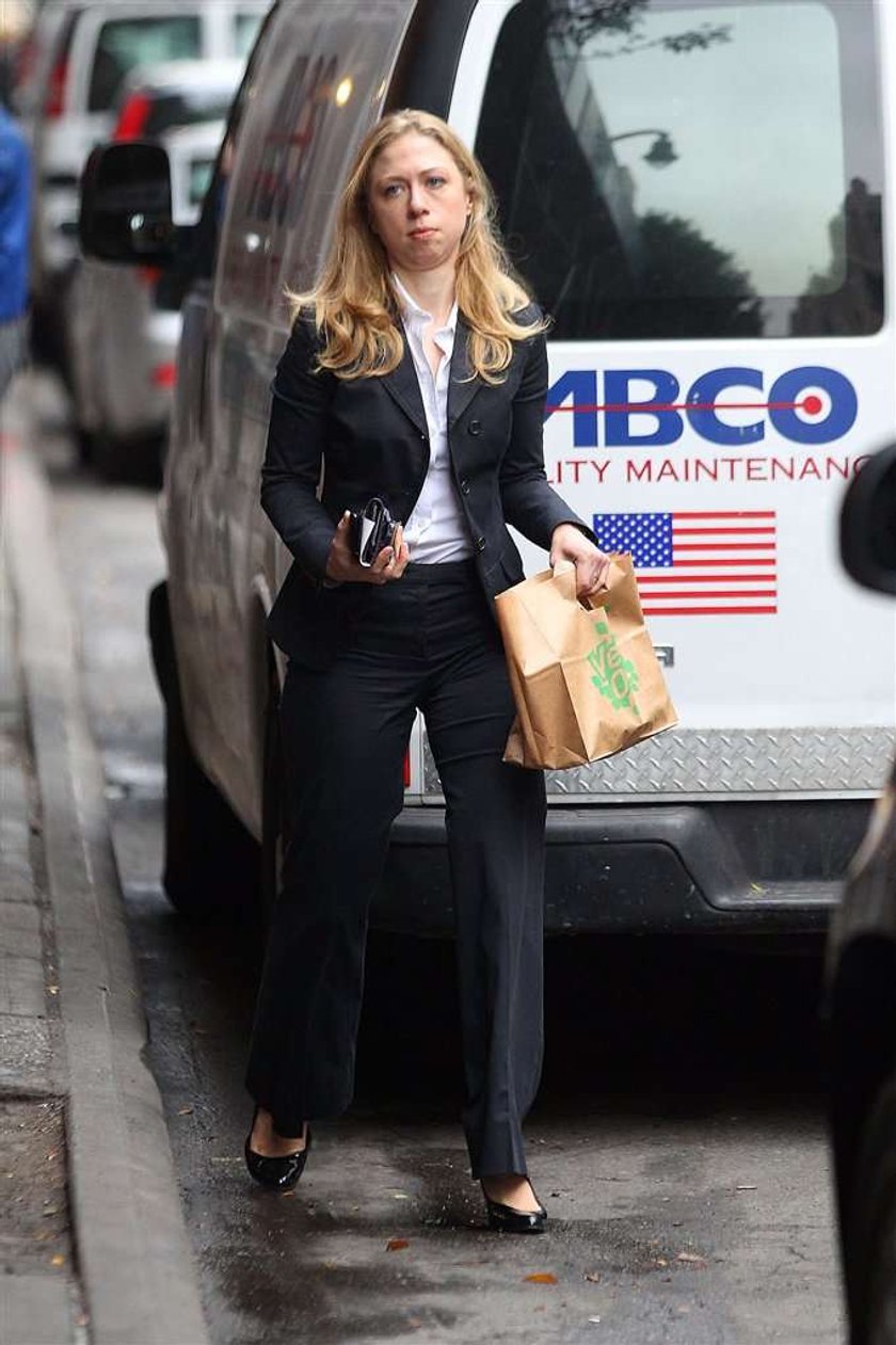 Chelsea Clinton w bucie ortopedycznym