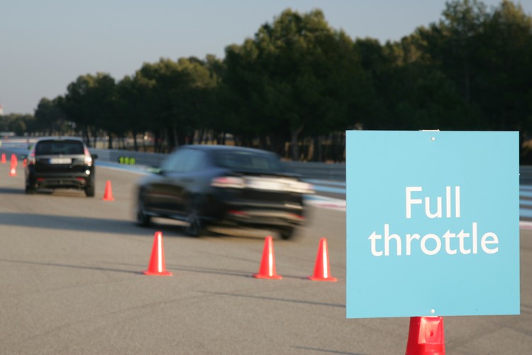 Gaz w podłogę, a system XWD trzyma auto w ryzach