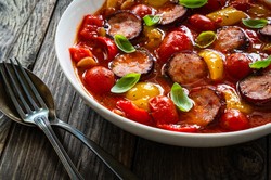 Pyszny, tani i szybki obiad. Podajemy przepis, Ty gotujesz. Dziś leczo z kiełbasą