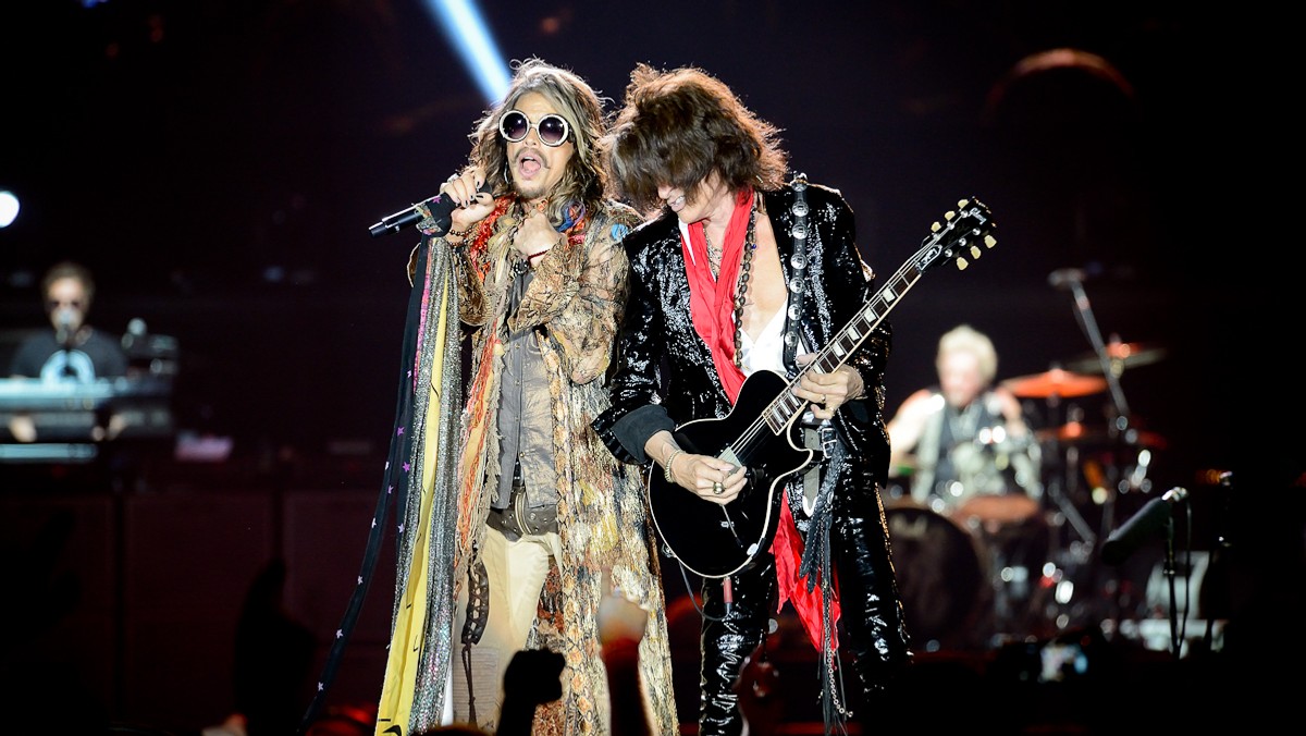 Joe Perry z zespołu Aerosmith zdementował plotki, według których nowy muzyk miałby zastąpić wokalistę Stephena Tylera. "To całkowita nieprawda" - zapewnia artysta.