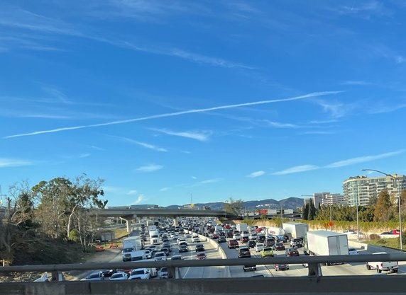 Obwodówki w Los Angeles korkują się nawet przy tylu pasach.