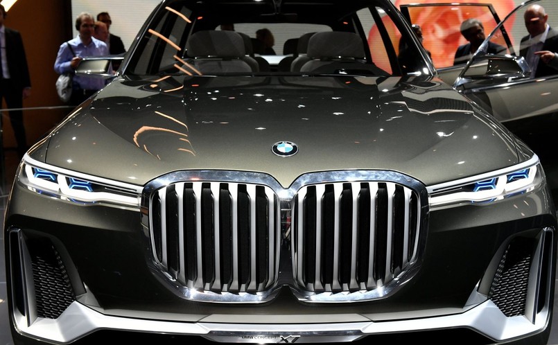 BMW Concept X7 iPerformance, czyli kolos na 23-calowych kołach zadebiutował na wystawie we Frankfurcie. Swoją ciosaną stylistyką - delikatnie mówiąc - wzbudził kontrowersje…