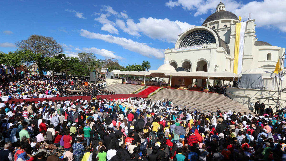 Papież Franciszek, składający wizytę w Paragwaju, odprawił mszę w mieście Caacupe, gdzie znajduje się najważniejsze w tym kraju sanktuarium maryjne. Wzięło w niej udział kilkadziesiąt tysięcy osób, wśród nich liczne grupy Argentyńczyków.