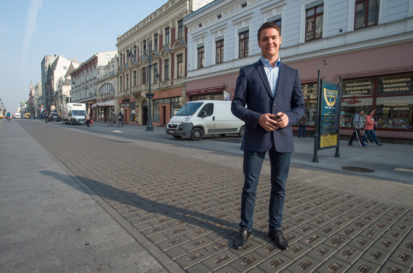 Urodził się w 1992 roku, zaledwie kilka lat temu chodził do gimnazjum, niedawno ukończył prawo. Teraz swoich sił próbuje w Sejmie. Łukasz Rzepecki dostał się parlamentu z listy Prawa i Sprawiedliwości. Startował z Sieradza, z ósmego miejsca na liście PiS. Mimo młodego wieku, pełnił już kilka ważnych funkcji, które - jak twierdzi - przygotowały go do pracy w Sejmie. Był już radnym w Ozorkowie i Łodzi, cztery lata pełnił również funkcję dyrektora biura poselskiego Marcina Mastalerka z PiS (który nie startował w wyborach), był poza tym współpracownikiem europosła Janusza Wojciechowskiego.